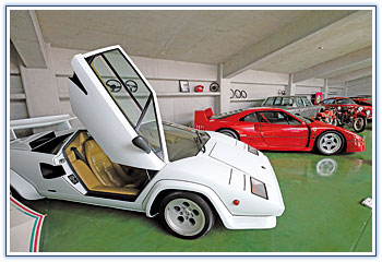 フェラーリF40､ランボルギーニカウンタックなどスーパーカーが並ぶ 1970～80年代
